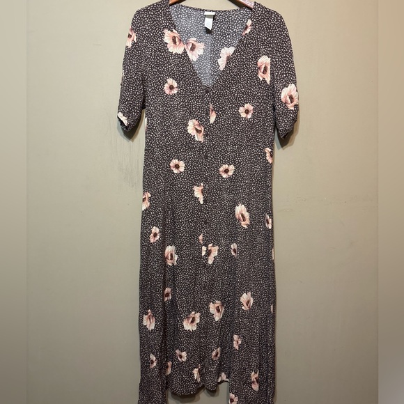 H&M Dresses & Skirts - H&M Floral Indonesian Made V-Neck Button Down Midi Dress